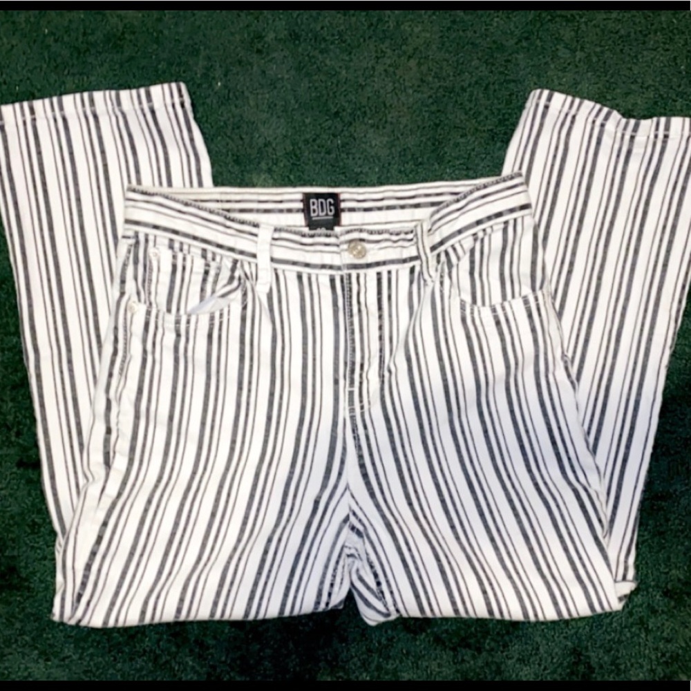 White cropped jeans with black stripes 🖤